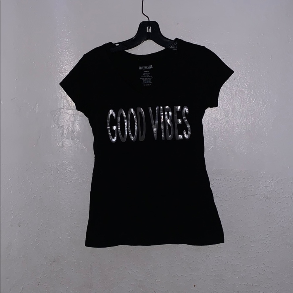 Black “Good Vibes” tee.